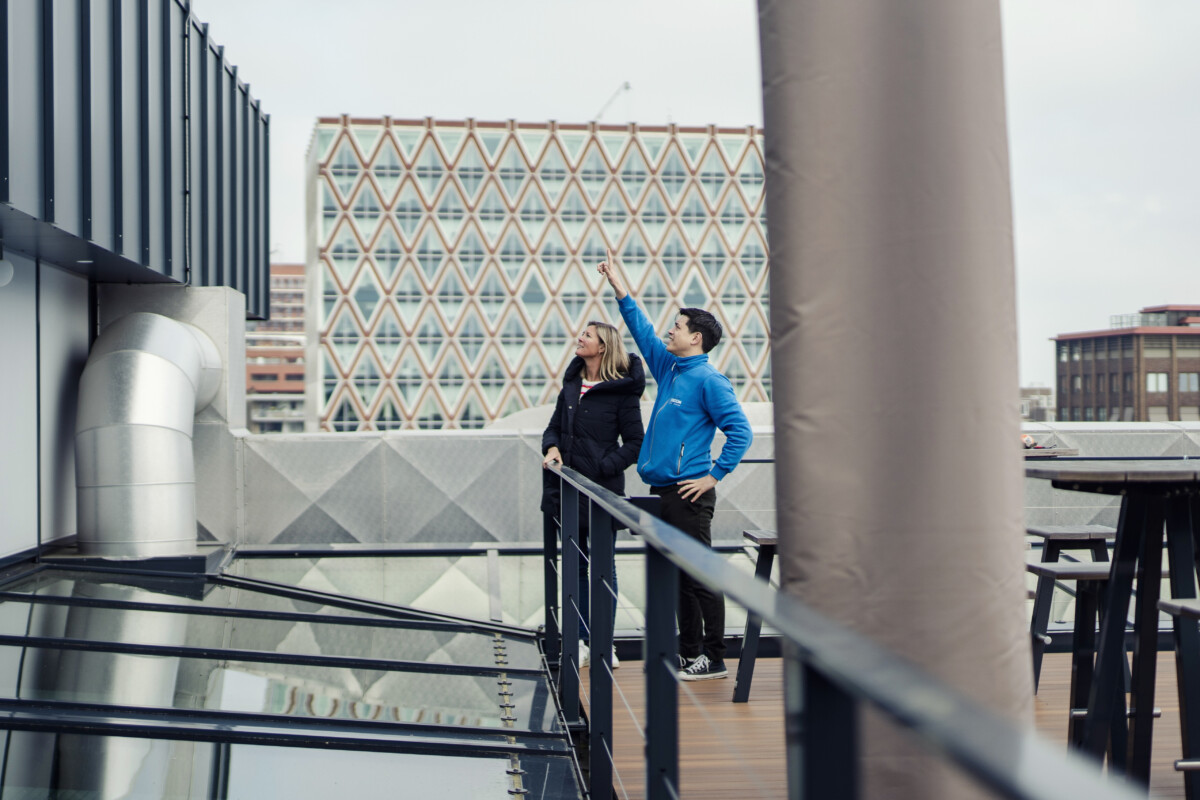 HalloStroom medewerkers in gesprek op dak 01