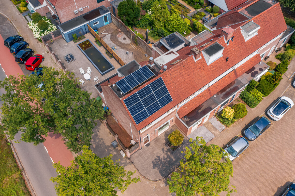 Droneshot dak met zonnepanelen