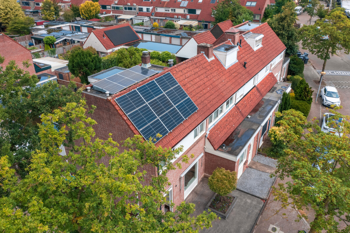 Droneshot dak met zonnepanelen 01