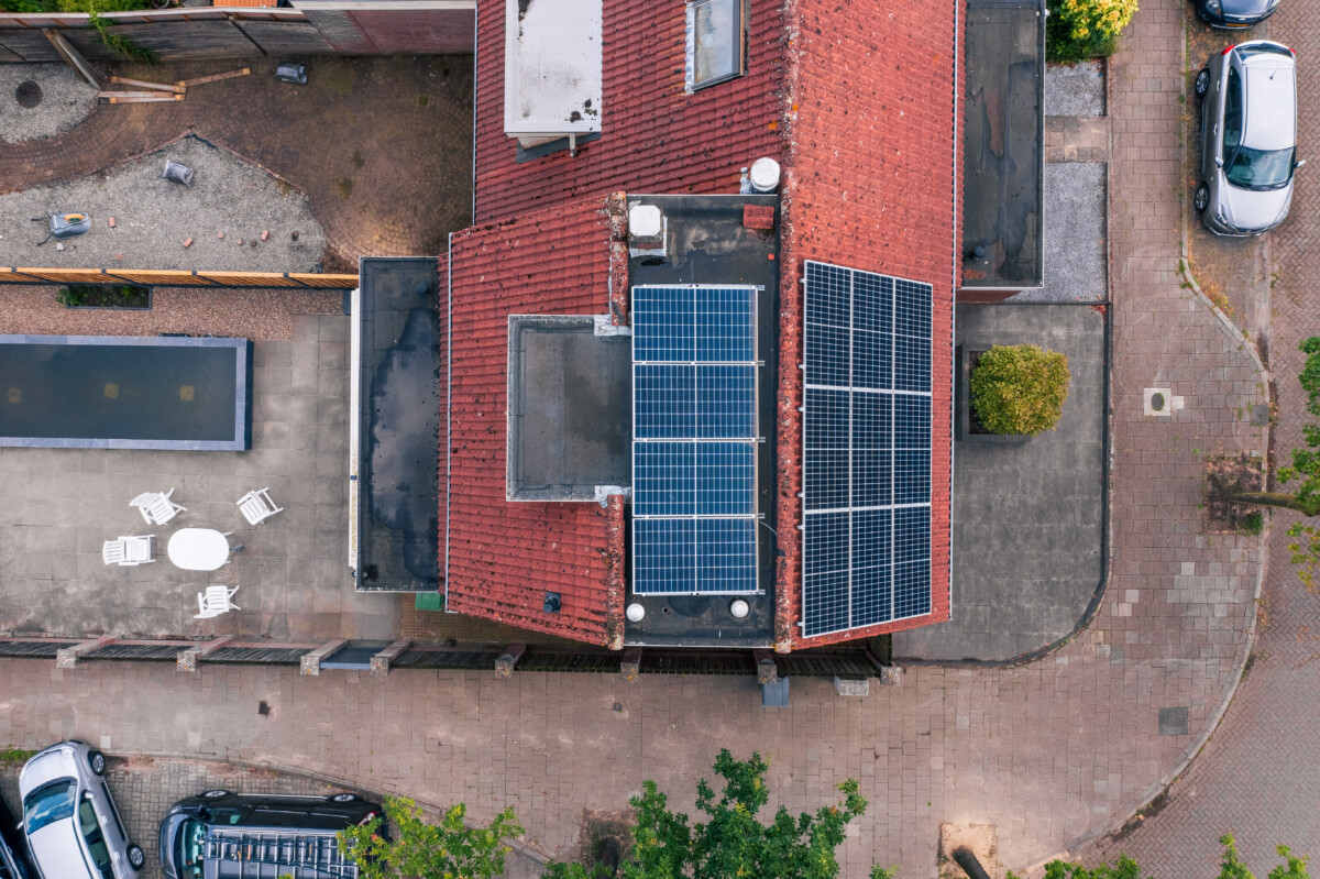 Droneshot bovenaf dak met zonnepanelen