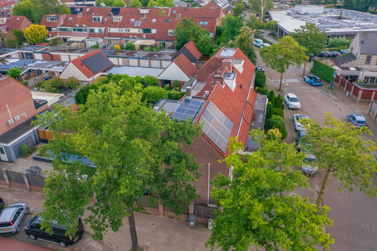 Droneshot dak met zonnepanelen 02