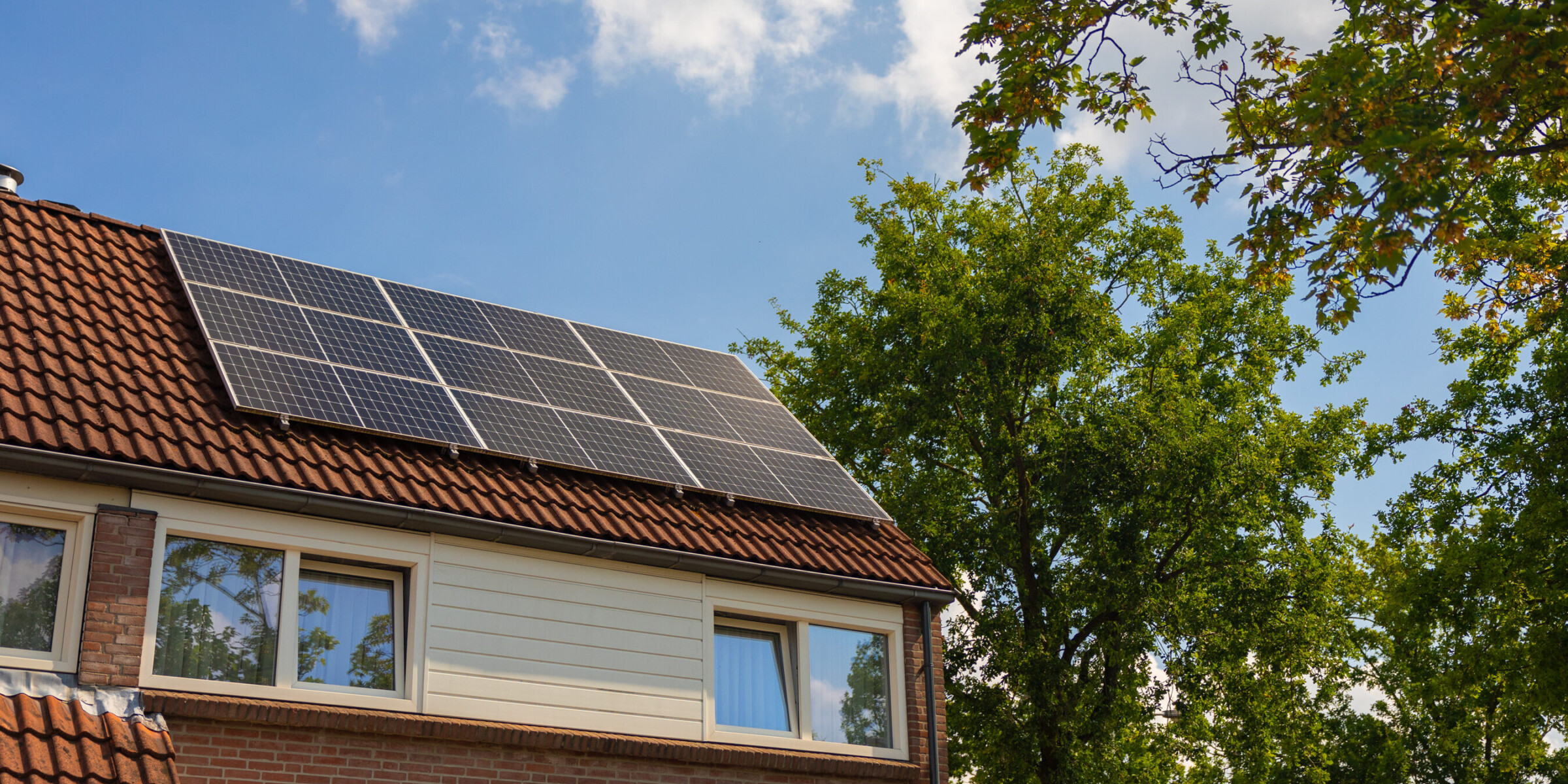 Zonnepanelen op dak 01 gespiegeld HalloStroom