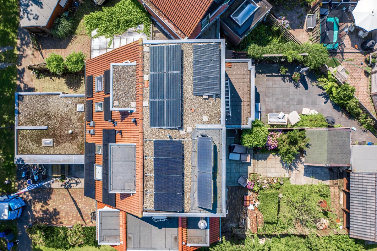 Droneshot bovenaf dak met zonnepanelen 01