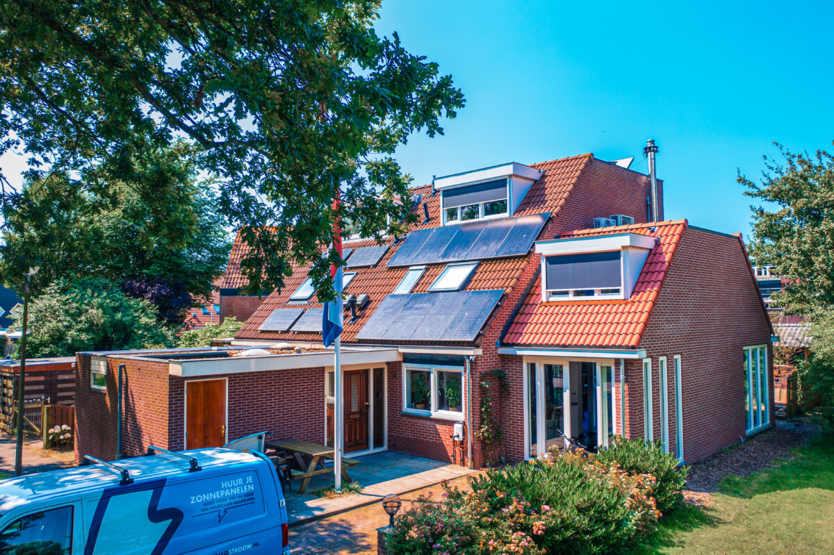 Droneshot woning zonnepanelen