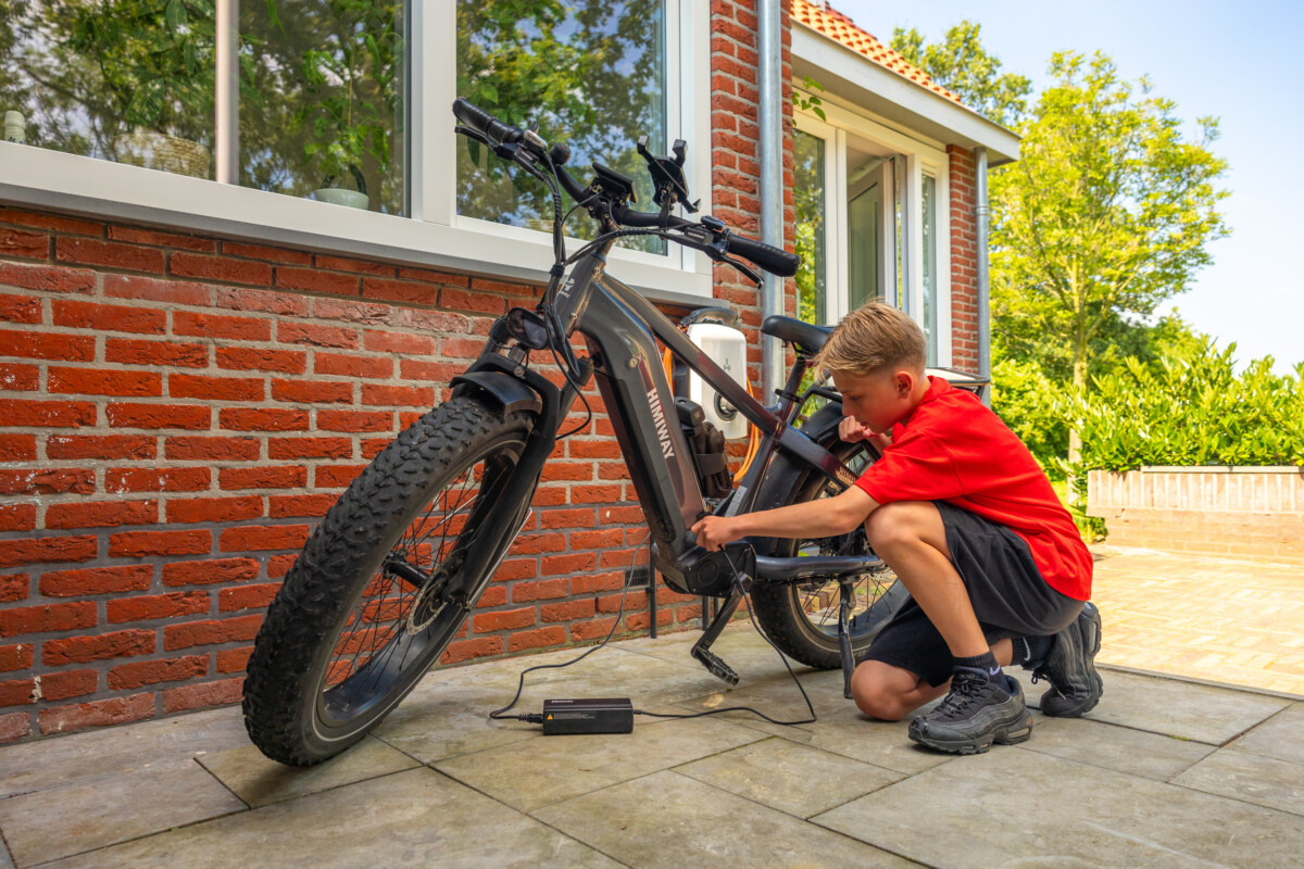 Jongen laadpaal bij elektrische fiets 03 HalloStroom