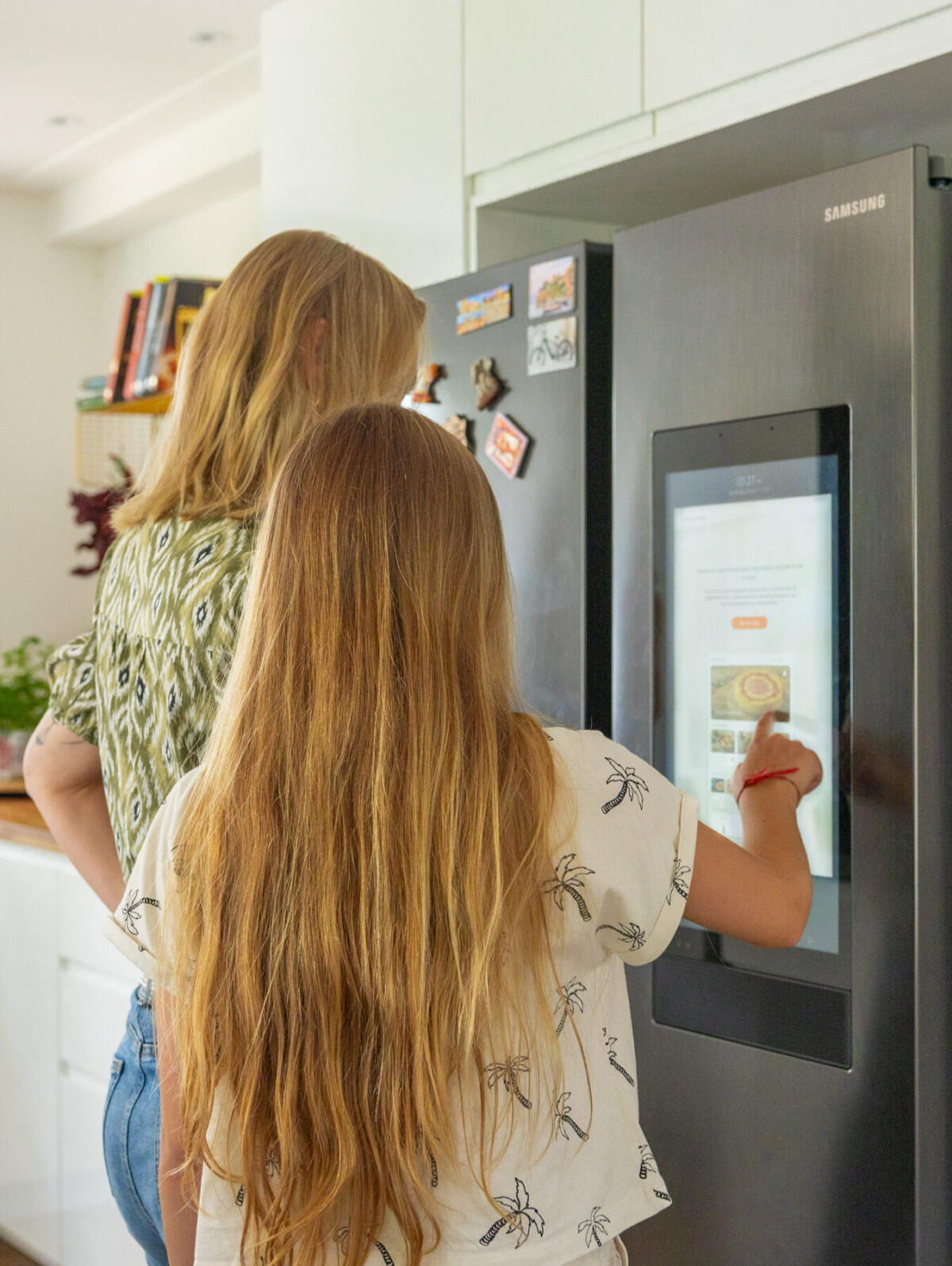 Koelkast vrouw kind 02 Hallo Stroom