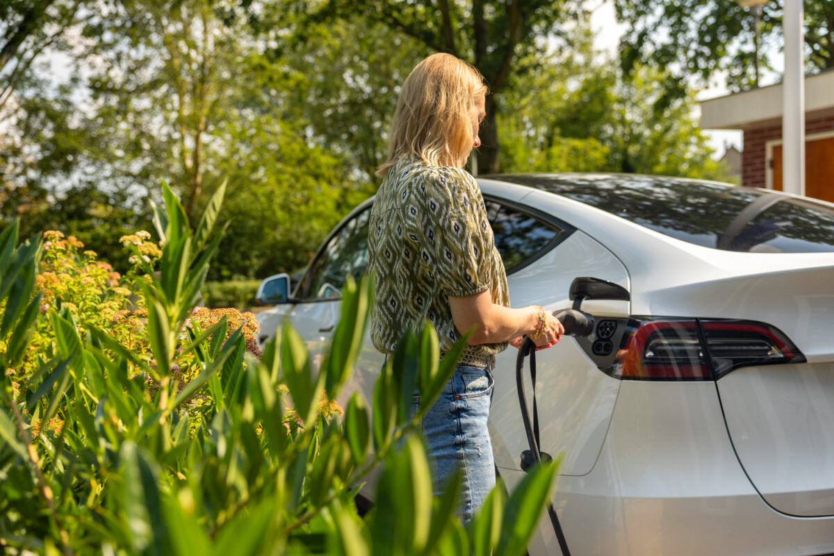 Vrouw laadpaal elektrische auto 01 HalloStroom