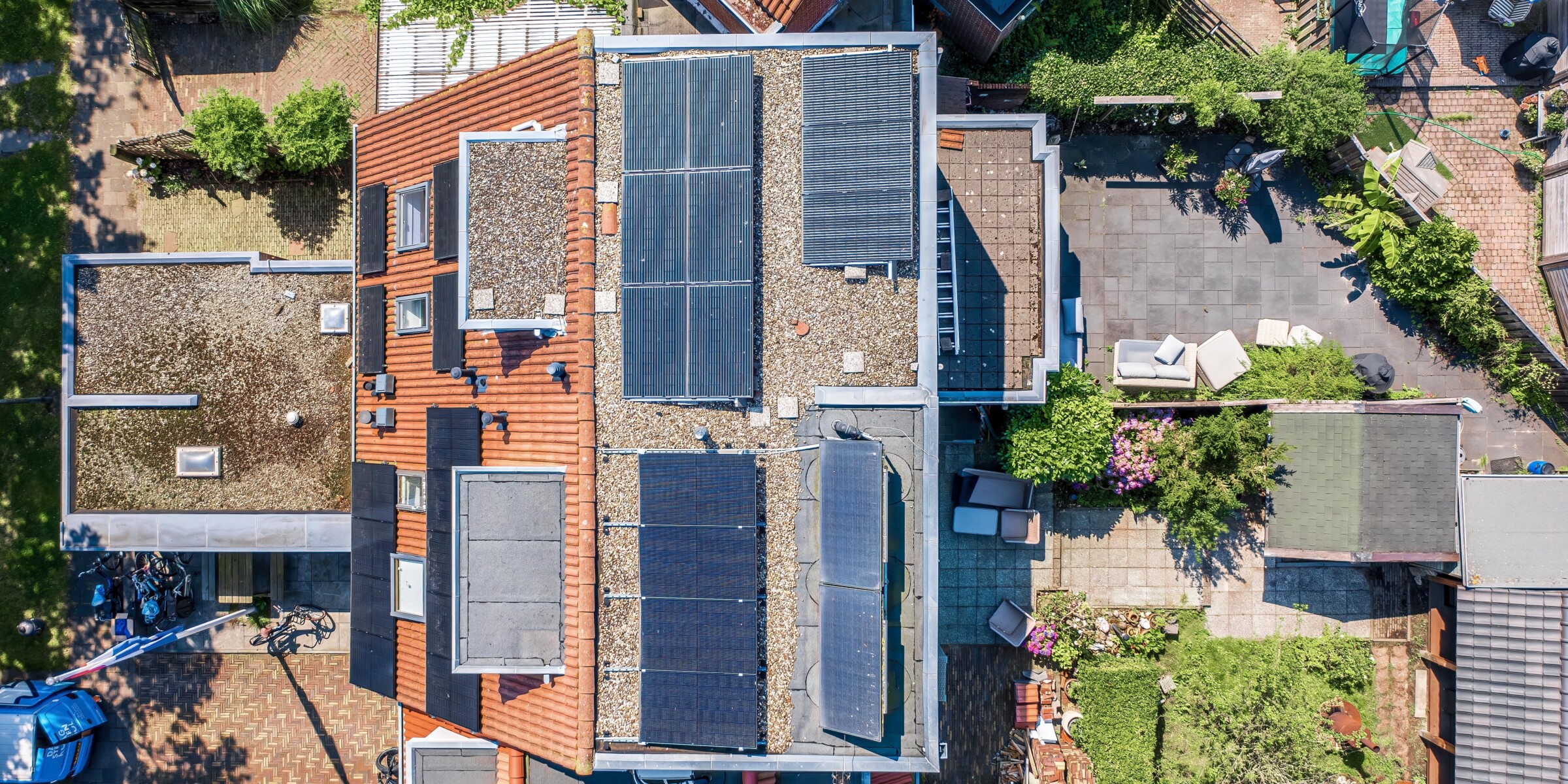 Droneshot bovenaf dak met zonnepanelen 01