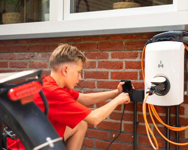 Jongen laadpaal bij elektrische fiets 02 HalloStroom